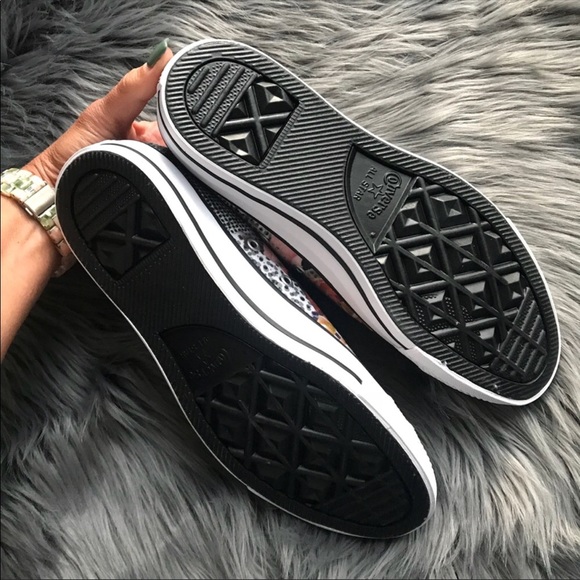 NEW 🥀 CONVERSE WOMENS LOWTOP • FLORAL - Picture 5 of 9